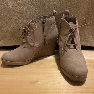 DV wedge shoes, size 8.5, Taupe
